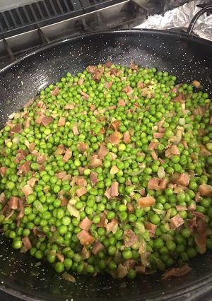Una foto de Guisantes con jamón y bacon