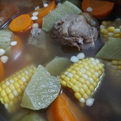 A picture of Green Raddish and Carrot Pork Soup 青紅蘿蔔煲豬展湯.