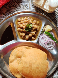 पूरी -छोले (poori chole recipe in Hindi) रेसिपी मुख्य फोटो