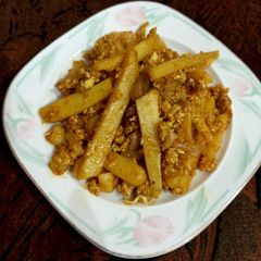 A picture of Aloo anday ki bhujia, strips mein🍟.