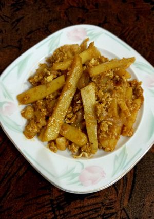A picture of Aloo anday ki bhujia, strips mein🍟.