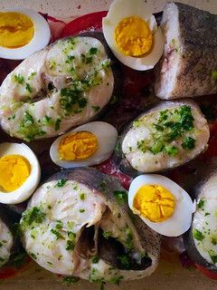 Una foto de Merluza al horno con ajo y perejil