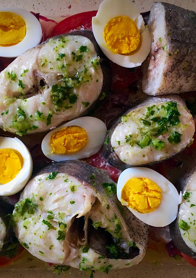Una foto de Merluza al horno con ajo y perejil