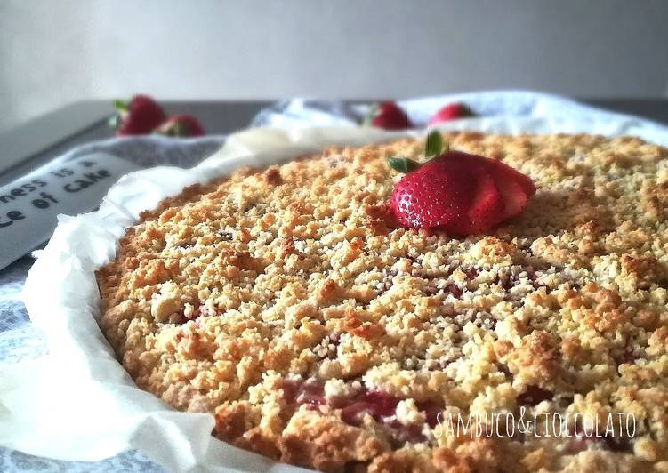 Sbriciolata alla crema pasticcera e fragole