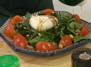 Una foto de ensalada burrata