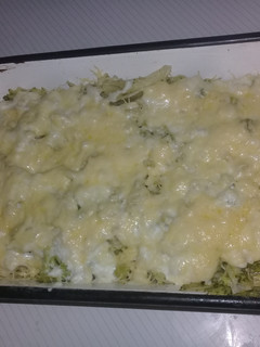 Una foto de Fideos Tirabuzón con Salsa Blanca Casera y Brócoli