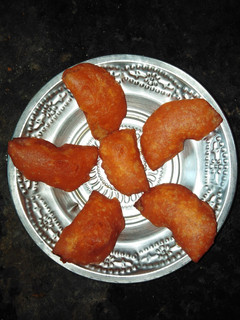 ஆப்பிள் பஜ்ஜி (புது விதமான இனிப்பு சுவையுடன்) (Apple bajji recipe in tamil) செய்முறை முக்கிய புகைப்படம்