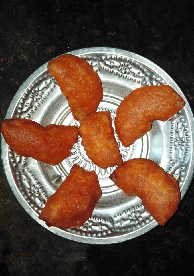  ஆப்பிள் பஜ்ஜி (புது விதமான இனிப்பு சுவையுடன்) (Apple bajji recipe in tamil) செய்முறை முக்கிய புகைப்படம்