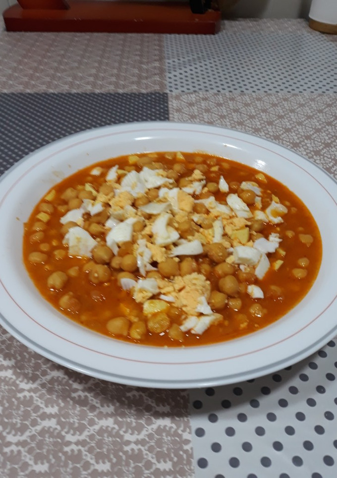 Una foto de Garbanzos con huevo y picadillo