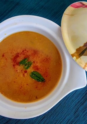 A picture of Tuwar dal with peanuts.