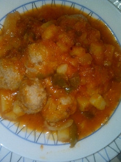 Una foto de Albóndigas en salsa con taquitos de patatas al microondas