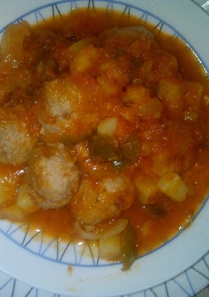 Una foto de Albóndigas en salsa con taquitos de patatas al microondas