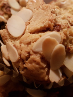 Una foto de Muffins con Cerezas y Bombones de Chocolate