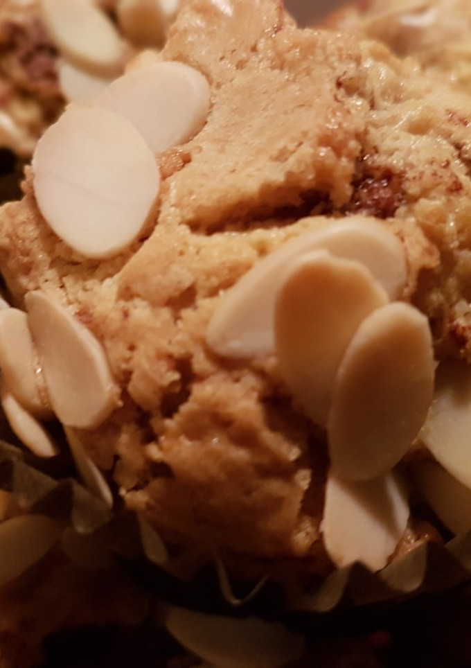 Una foto de Muffins con Cerezas y Bombones de Chocolate