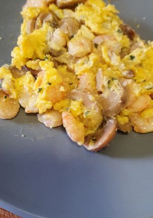 Una foto de Revuelto de gambas y champiñones