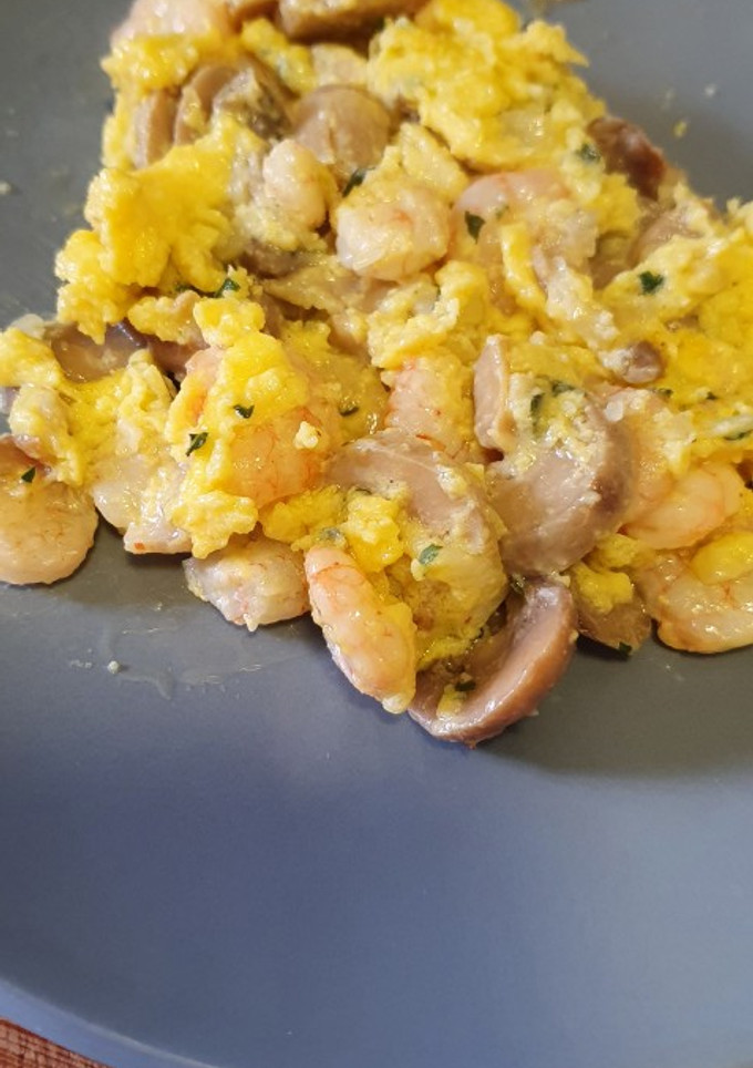 Una foto de Revuelto de gambas y champiñones