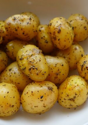 A picture of Pot roast potatoes with garlic and herbs.
