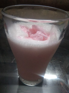 स्ट्रॉबेरी आइसक्रीम मिल्कशेक(strawberry icecream milkshake recipe in hindi) रेसिपी मुख्य फोटो