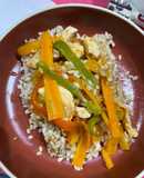 Wok de pollo y vegetales con arroz yamaní
