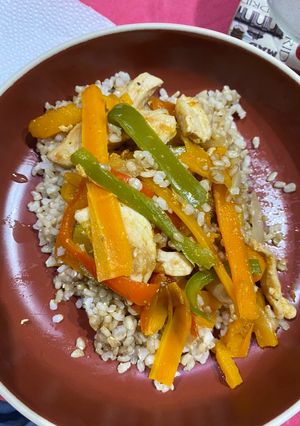 Una foto de Wok de pollo y vegetales con arroz yamaní
