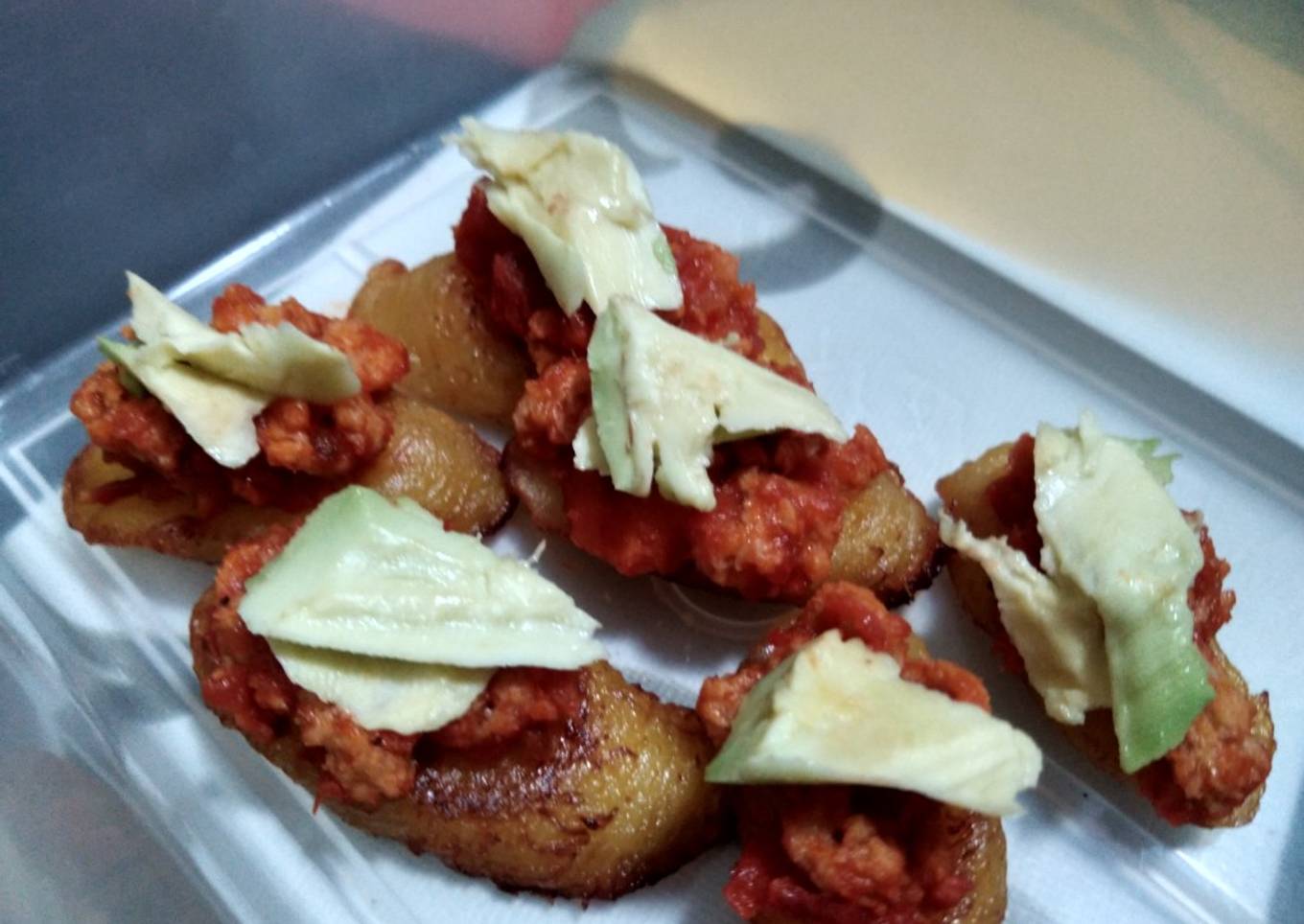 Montadito de plátano frito con soja texturizada y aguacate