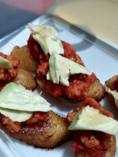 Una foto de Montadito de plátano frito con soja texturizada y aguacate