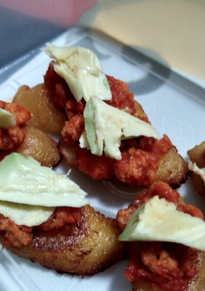 Una foto de Montadito de plátano frito con soja texturizada y aguacate