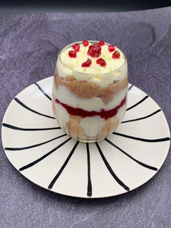 Une photo de Tiramisu citron vert / framboises