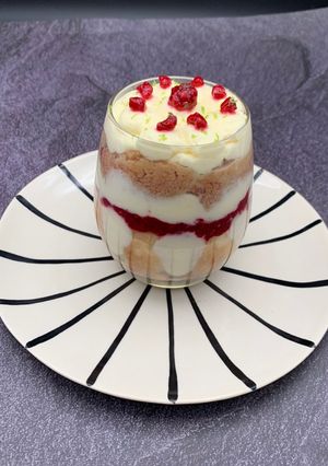 Une photo de Tiramisu citron vert / framboises