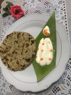 Una foto de Desayuno con arepa de plátano verde