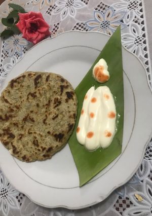 Una foto de Desayuno con arepa de plátano verde