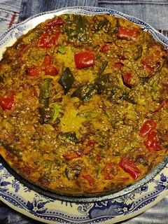 Una foto de Tortilla de pimientos, calabacín con especias y ajonjolí al microondas