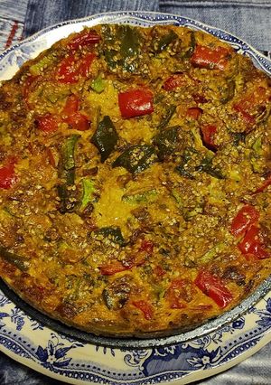 Una foto de Tortilla de pimientos, calabacín con especias y ajonjolí al microondas