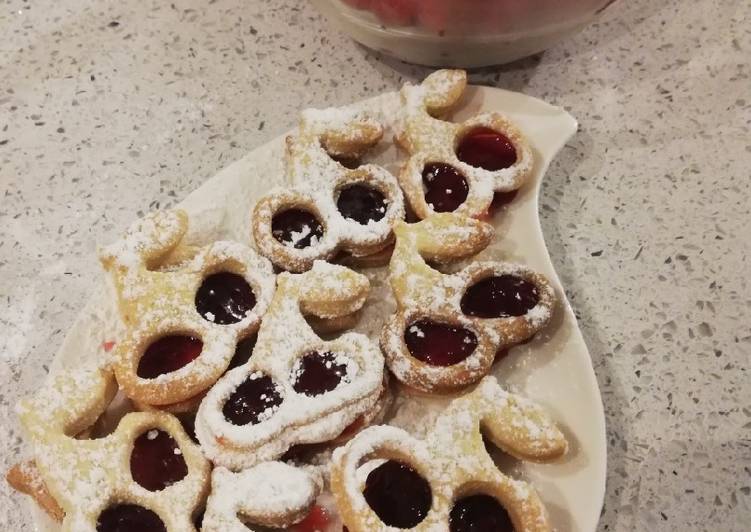 Biscotti con marmellata di ciliegie