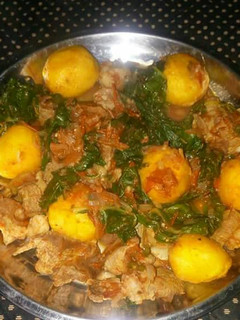 A picture of Chicken with potatoes and Spinage.