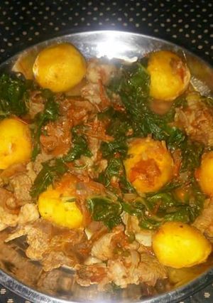 A picture of Chicken with potatoes and Spinage.