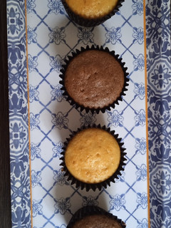 Una foto de Ponquesitos o muffins de vainilla y chocolate