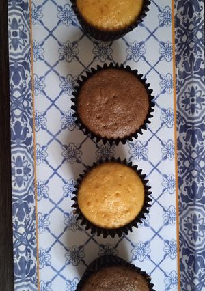 Una foto de Ponquesitos o muffins de vainilla y chocolate