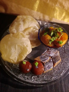 লুচি আলুর দম (Luchi aloor dum recipe in bengali) রেসিপির প্রধান ছবি