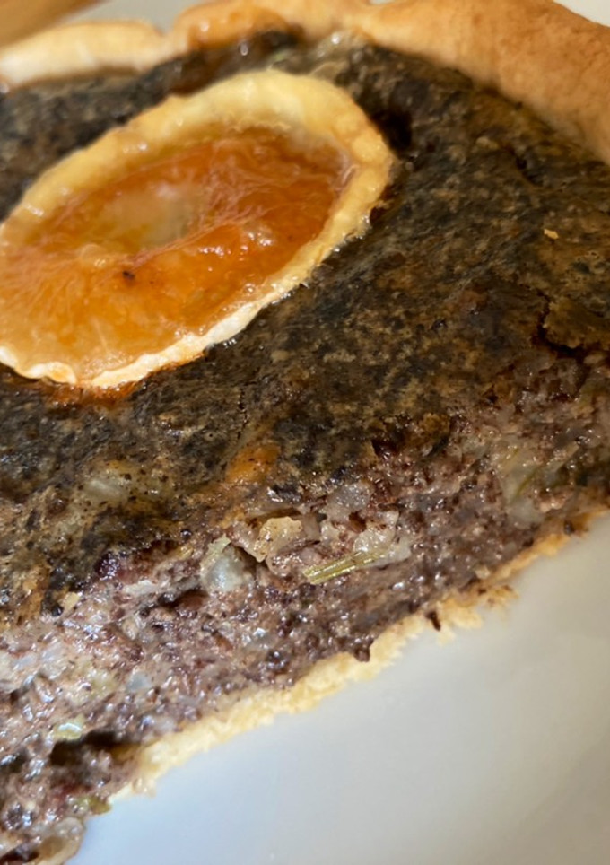 Una foto de Quiche de morcilla y cebolla