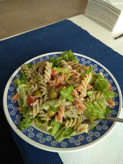 Una foto de Ensalada de pasta con lechuga