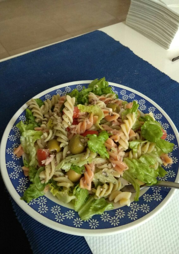 Una foto de Ensalada de pasta con lechuga