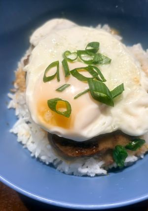 A picture of Classic Hawaiian Loco Moco with Rich Brown Gravy.