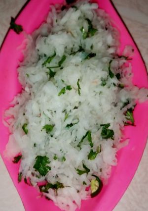 A picture of Grated radish salad.
