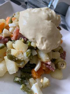 Una foto de Ensaladilla al toque de jamón
