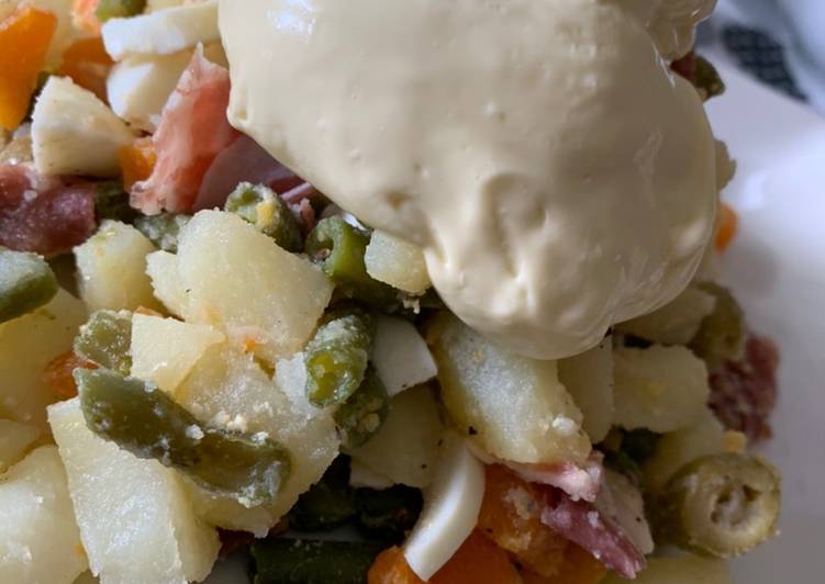 Ensaladilla al toque de jamón