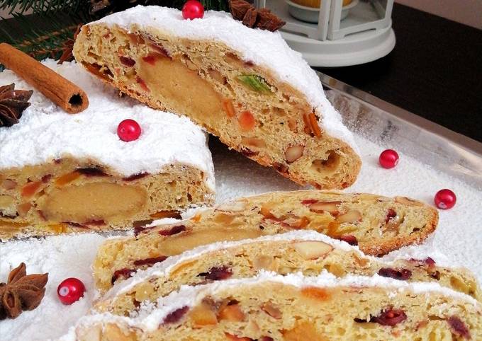 Штоллен з марципаном