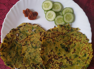 A picture of Palak thalipeeth.