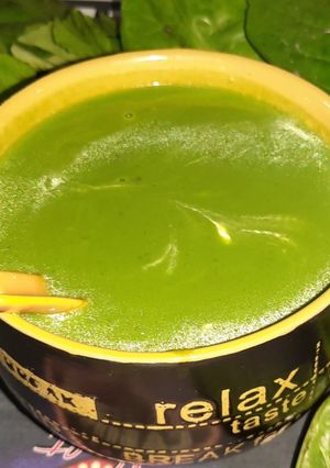 A picture of Creamy spinach soup restaurant style.