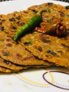 A picture of Spring onion paratha.